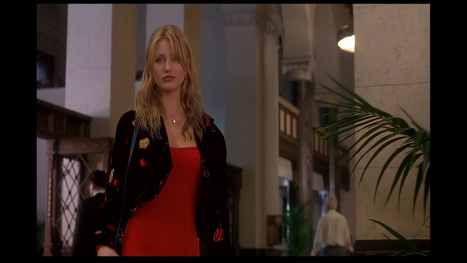 TheMaskFeaturette-IntroducingCameronDiaz-217.jpg