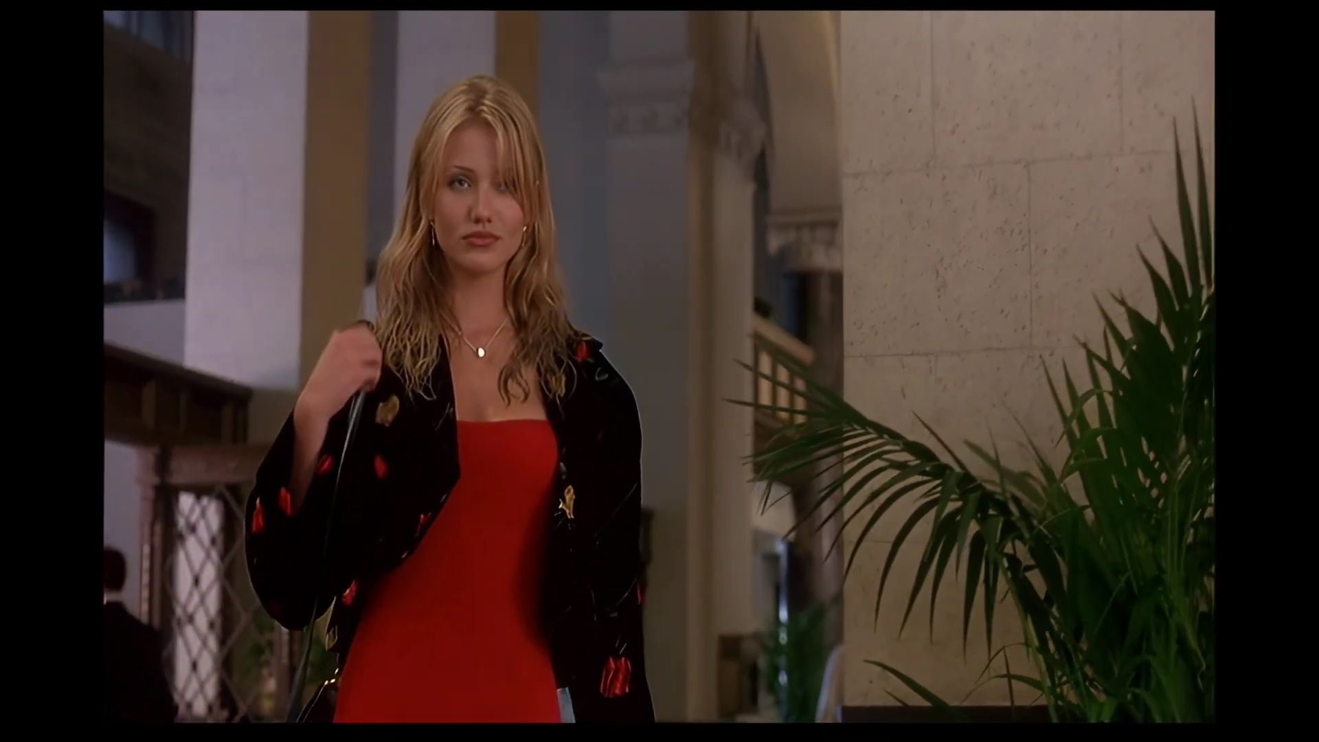 TheMaskFeaturette-IntroducingCameronDiaz-219.jpg